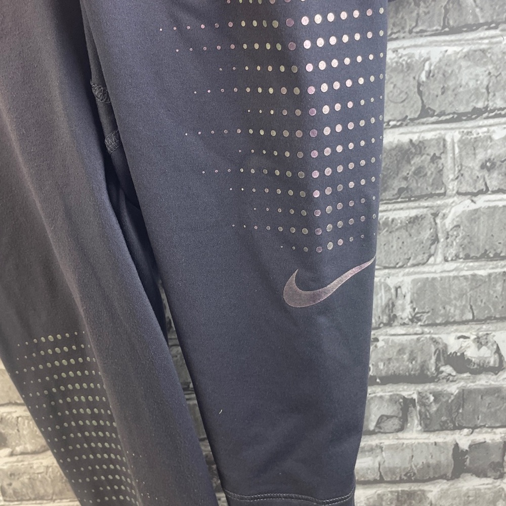 Nike Pro leggings
Gray Leggings with Pink Waistband - Picture 2 of 6